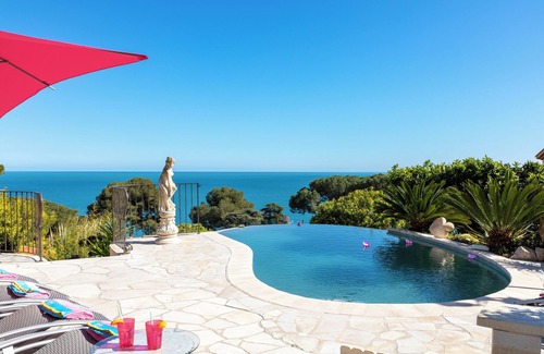 Eze Villa | Luxurious 5-BD Villa, 5 minutes walking to the beach