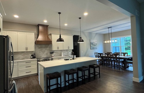 Thompsonville House | Luxurious 5 bdrm home w/private hot tub, free shuttle to Crystal Mountain!