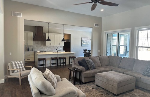 Thompsonville House | Luxurious 5 bdrm home w/private hot tub, free shuttle to Crystal Mountain!