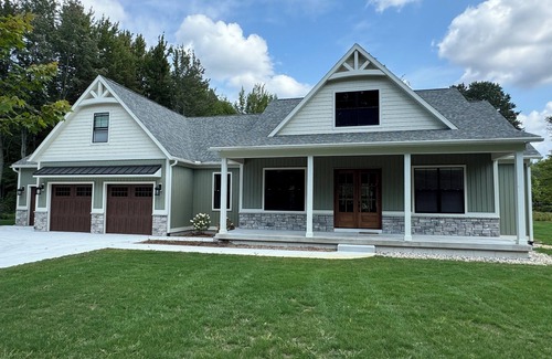 Thompsonville House | Luxurious 5 bdrm home w/private hot tub, free shuttle to Crystal Mountain!