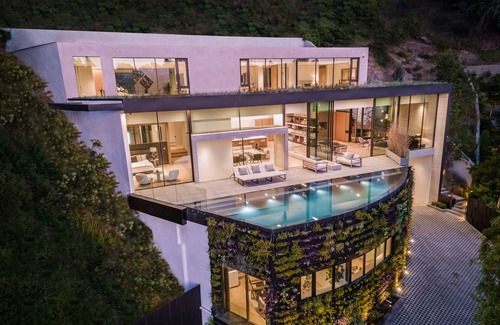 Beverly Hills Villa | Luxurious 5-bedroom villa with WiFi, AC in brilliant Beverly Hills