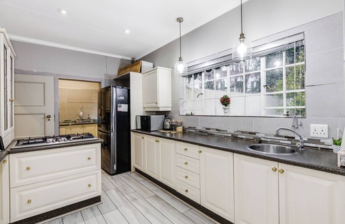 Greater Johannesburg Metropolitan Area House | Luxurious 5 Bedroom Bryanston Getaway