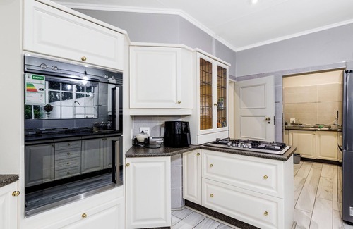 Greater Johannesburg Metropolitan Area House | Luxurious 5 Bedroom Bryanston Getaway