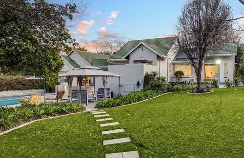 Greater Johannesburg Metropolitan Area House | Luxurious 5 Bedroom Bryanston Getaway