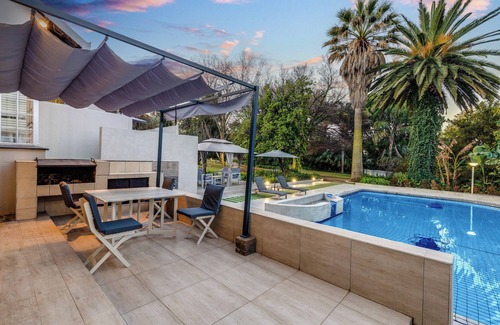 Greater Johannesburg Metropolitan Area House | Luxurious 5 Bedroom Bryanston Getaway
