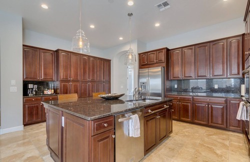 Canyon Trails West House | Luxurious 5-Bedroom House with 3 King Beds & Resort-Style Pool!