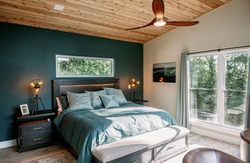 Innsbrook Resort | Luxurious 5-bedroom Treehouse with panoramic view of beautiful Alpine Lake.