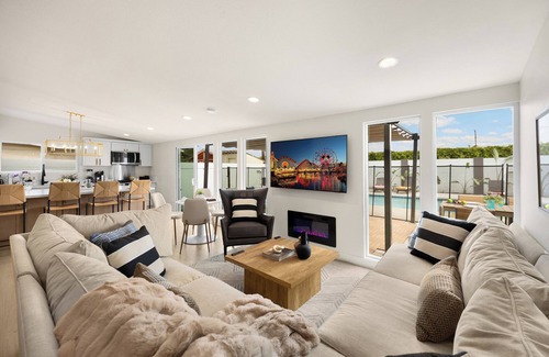 Southwest Anaheim House | Luxurious 5-Bedroom Villa with Pool near Disney - Beautiful Family Retreat