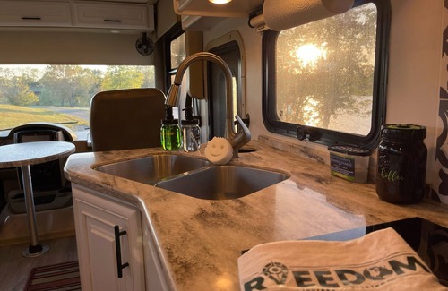 Lexington House | Luxurious 5BD 2BA Class A RV @ KHP Thor Experience