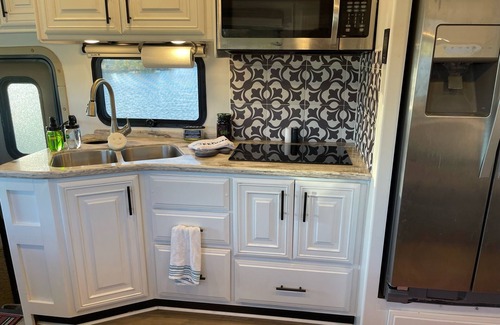 Lexington House | Luxurious 5BD 2BA Class A RV @ KHP Thor Experience