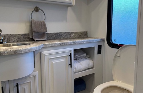 Lexington House | Luxurious 5BD 2BA Class A RV @ KHP Thor Experience