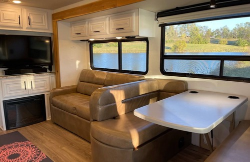 Lexington House | Luxurious 5BD 2BA Class A RV @ KHP Thor Experience