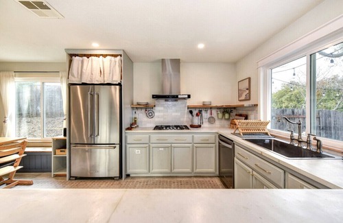 Cameron Park House | Luxurious 5BR, 3BA home with full kitchen, 2 living rooms, office and yard.