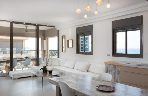Kerem HaTeimanim Apartment | Luxurious 5BR Banana Beach Sea View by HolyGuest