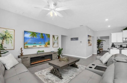 Loughman House | Luxurious 6 Bed Pool Home in Solterra-7631OML