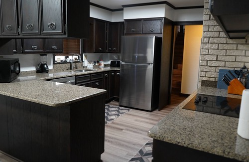 Ellendale House | Luxurious 6- BR Mansion with POOL - Near Germantown, Fully Fenced Backyard.