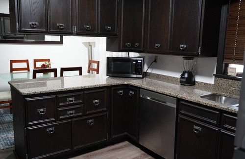 Ellendale House | Luxurious 6- BR Mansion with POOL - Near Germantown, Fully Fenced Backyard.