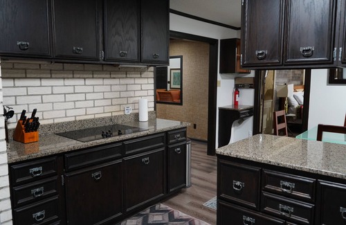 Ellendale House | Luxurious 6- BR Mansion with POOL - Near Germantown, Fully Fenced Backyard.