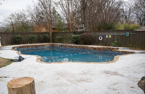 Ellendale House | Luxurious 6- BR Mansion with POOL - Near Germantown, Fully Fenced Backyard.