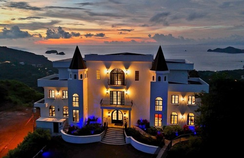 Playa Hermosa Villa | Luxurious 7-bedroom Castle on top of a mountain in Playa Hermosa Costa Rica