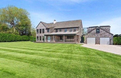 Water Mill House | Luxurious 7-bedroom estate south of the highway and 5 mins from the ocean!