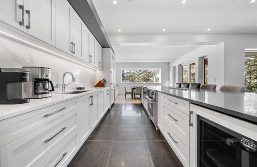 Sea to Sky Highway House | Luxurious 7BR Escape w/Mountain Views & Privacy
