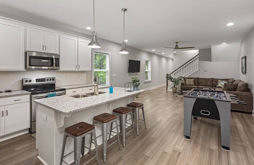 Talbot's Corner House | Luxurious 8 bd/6ba with ROOFTOP! Price is the total!