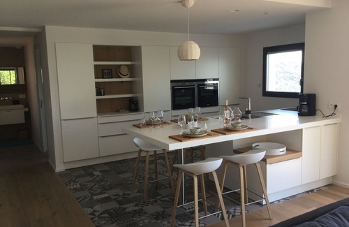 La Londe-les-Maures Apartment | LUXURIOUS APARTMENT. IN CONTEMP VILLA. AIR CONDITIONING, SUPERB SEA VIEW, HEATED POOL