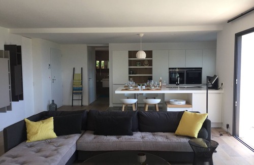 La Londe-les-Maures Apartment | LUXURIOUS APARTMENT. IN CONTEMP VILLA. AIR CONDITIONING, SUPERB SEA VIEW, HEATED POOL