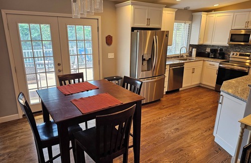 Olivette House | Luxurious Amenities at Zoey's House in Heart of Olivette