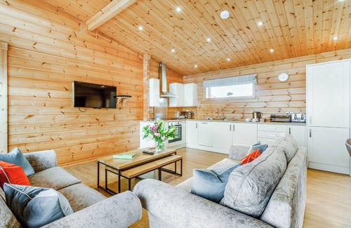 Hollym Ski Chalet | Luxurious and contemporary Finnish log lodge.