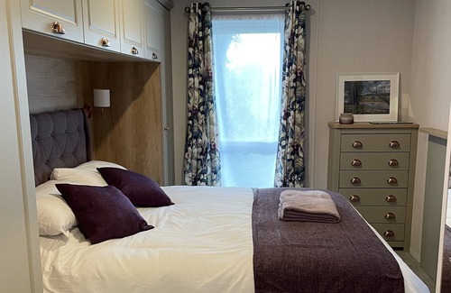 Woodfalls Cabin | Luxurious and Cosy Holiday Lodge in the New Forest National Park