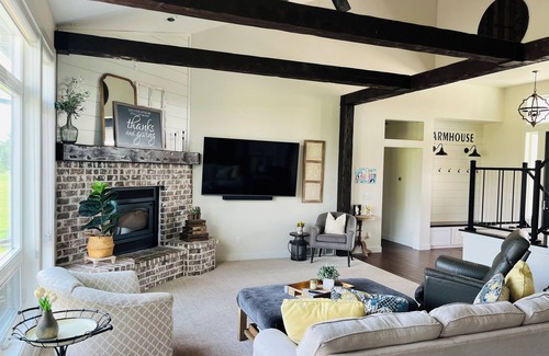 Butte Des Morts House | Luxurious and Spacious 5-bedroom house - Only 35 Minutes from Lambeau Field!