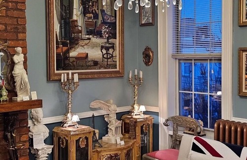 Queens House | Luxurious Apartment at Colonial Townhouse