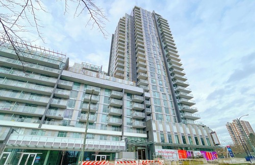 Oakridge Apartment | Luxurious apartment featuring a stunning 270-degree panoramic city view.