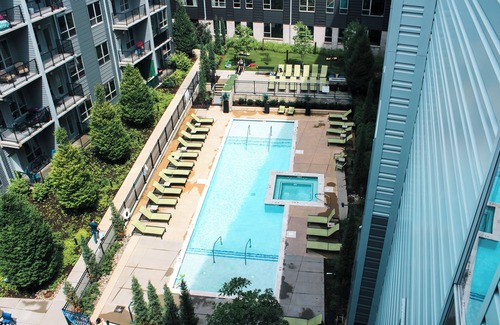 Downtown Louisville Apartment | Luxurious Apartment in the Heart of Downtown Louisville! King Bed, Pool, Gym!