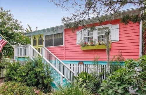 Tybee Island Cottage | Luxurious Barbie Dream Cottage w/ Heatable Pool, Happy Colors, Close to Beach