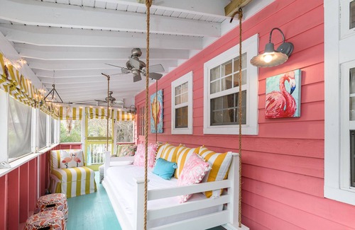 Tybee Island Cottage | Luxurious Barbie Dream Cottage w/ Heatable Pool, Happy Colors, Close to Beach