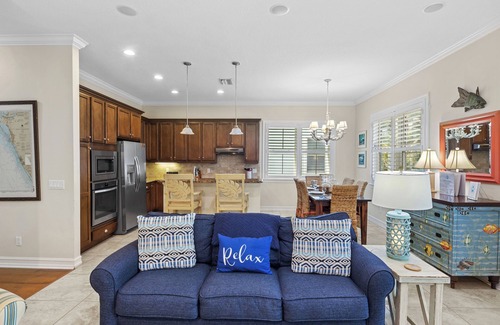 Holmes Beach House | Luxurious Beach Haven- 2-min walk to beach access, pool, spa and putting green!