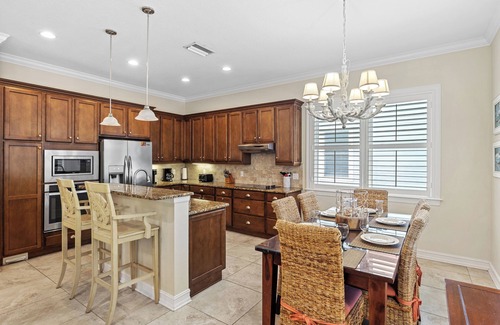Holmes Beach House | Luxurious Beach Haven- 2-min walk to beach access, pool, spa and putting green!