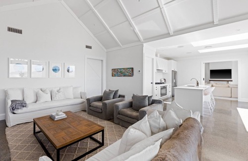 Waimarama House | Luxurious Beach Views-bright and Airy Design w/ Pool and hot Tub!