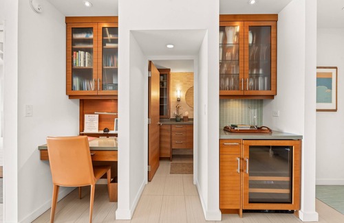 Waikiki Condo | Luxurious Beachfront Condo with Spectacular Ocean Views! FREE Parking!