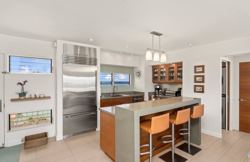 Waikiki Condo | Luxurious Beachfront Condo with Spectacular Ocean Views! FREE Parking!