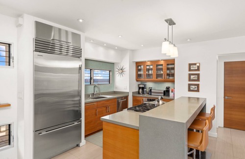 Waikiki Condo | Luxurious Beachfront Condo with Spectacular Ocean Views! FREE Parking!