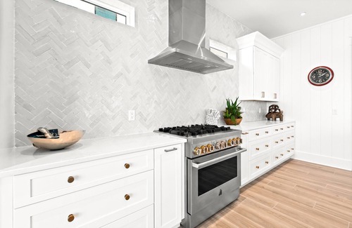 Destiny Shores House | Luxurious Beachfront Retreat: Pool, Spa, Chefs Kitchen