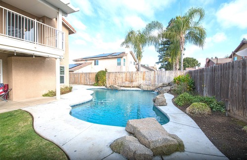 Raisin House | Luxurious Beautiful Home in Clovis with Pool