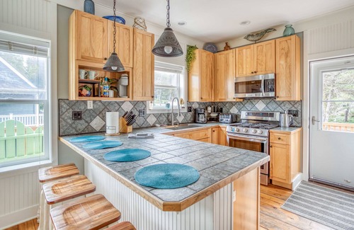 Lincoln Beach House | Luxurious Bella Beach Fun-3 King Beds-Hot Tub-Gazebo-Fire Pit-Media-Game Room
