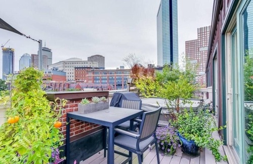 Columbus Condo | Luxurious Boston Penthouse w roof deck and hot tub