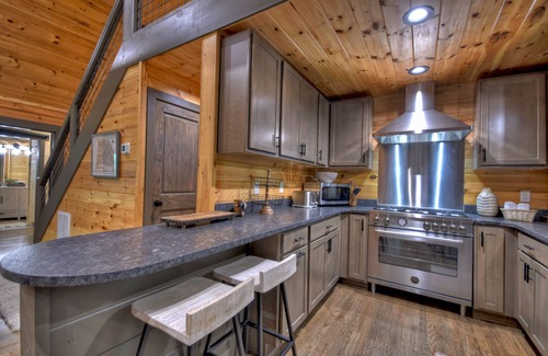 Suches Cabin | Luxurious Brown Mountain River Cabin 4BR/3Bath w/Hot Tub and Fire Pit
