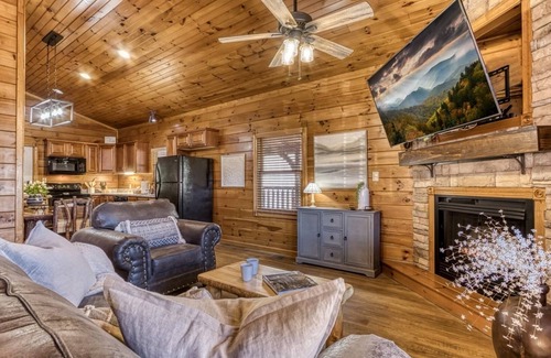 Gatlinburg Cabin | Luxurious cabin with an amazing wooded view